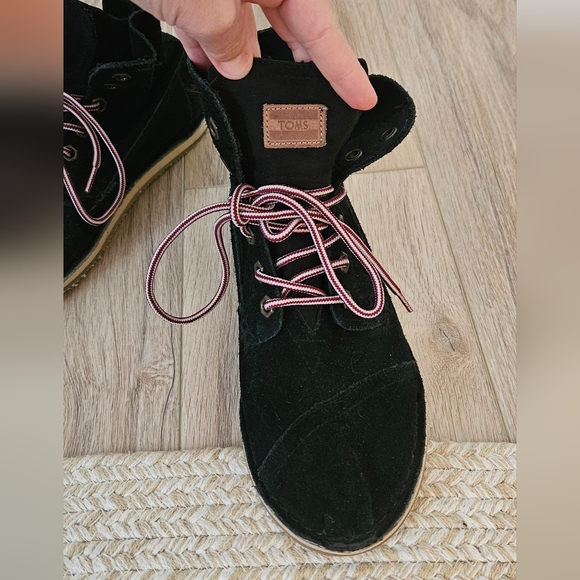 TOMS Womens Tomboy Boot Size 8.5 Black Suede Lace Up Boho Hipster Combat Bootie - Picture 3 of 8